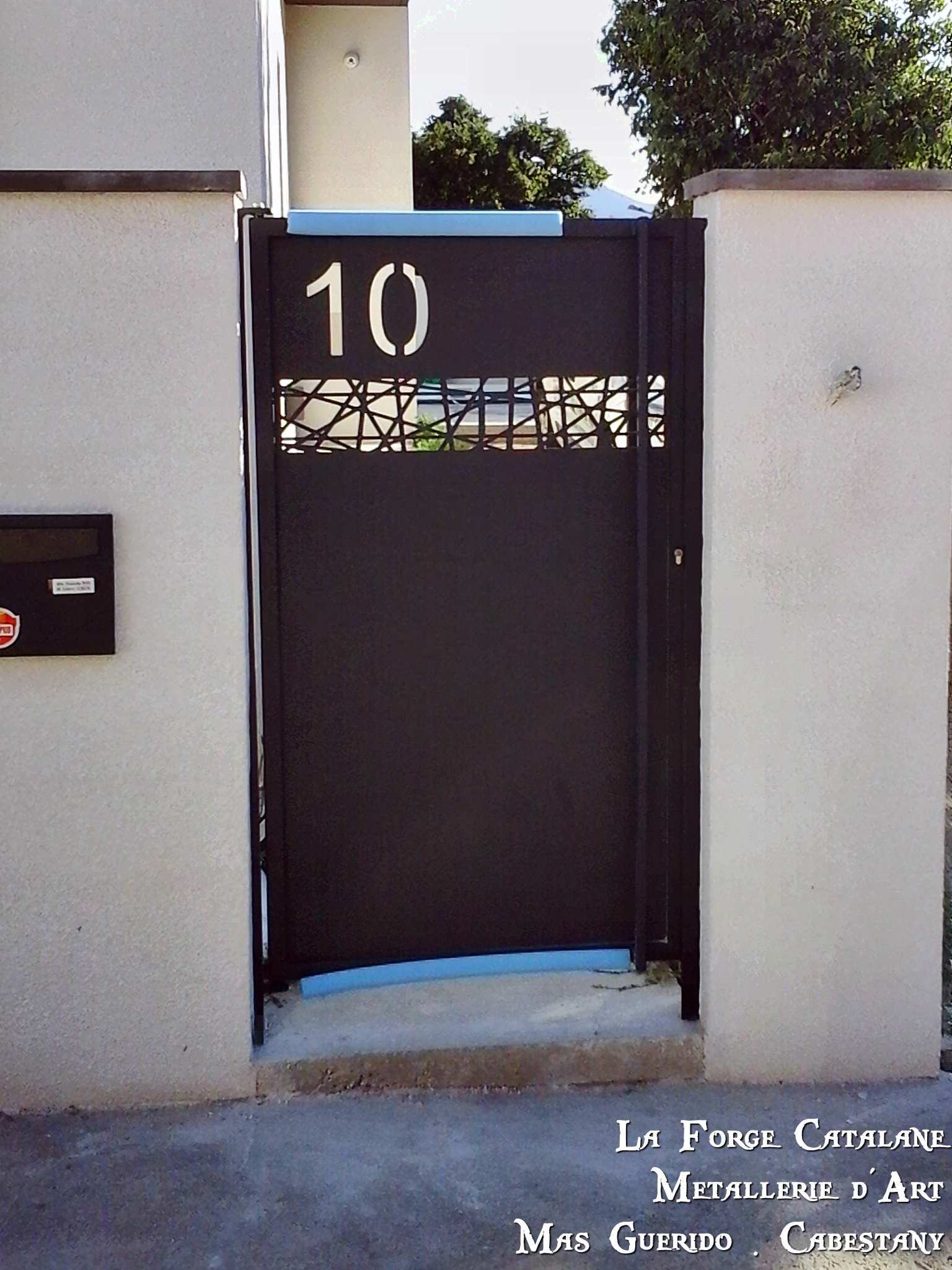 portillon numero de maison moderne decoupe laser vantaux fer La Forge Catalane Cabestany.jpg